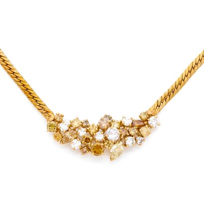 COLLIER
présentant un décor asymétrique pavé...