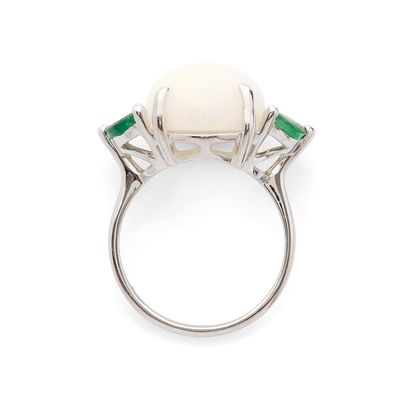 BAGUE 
retenant en son centre une opale ovale...