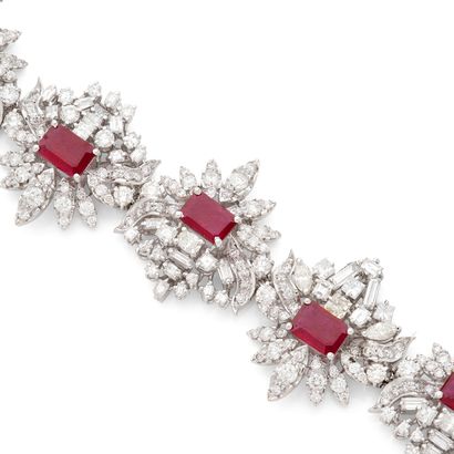 BRACELET
présentant une suite de fleurs retenant...