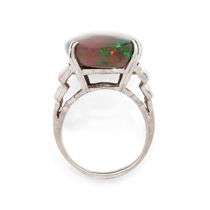 BAGUE
retenant une opale noire ovale de 11...