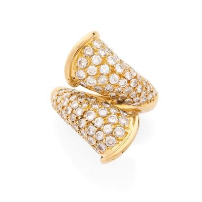 BAGUE 
présentant un décor asymétrique de...