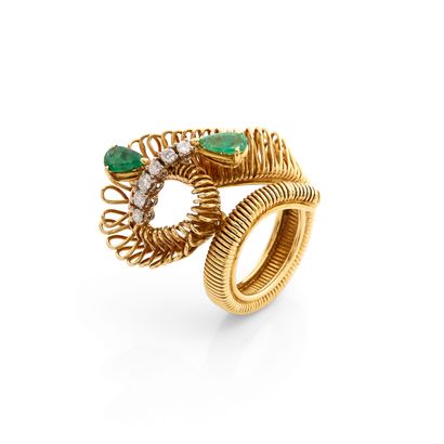 BAGUE
de forme asymétrique à décor filaire...