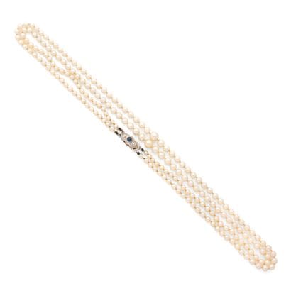 COLLIER
retenant 2 rangs de perles crème...