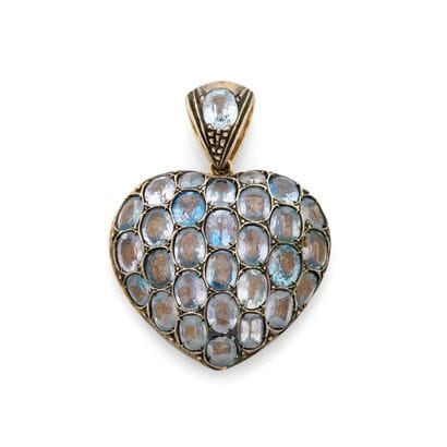PENDENTIF 
présentant un cœur pavé de pierres...