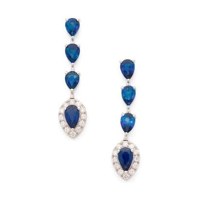 PAIRE DE BOUCLES D'OREILLES 
ornées d'une...