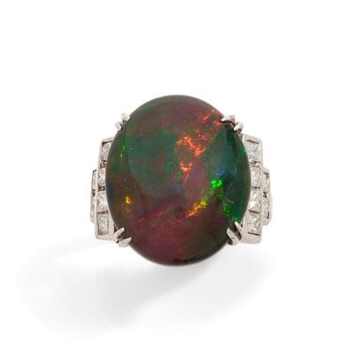 BAGUE
retenant une opale noire ovale de 11...