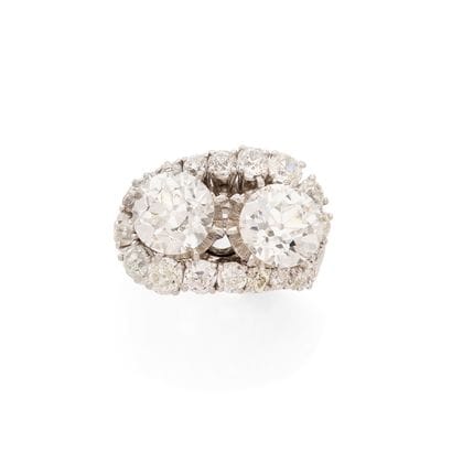 BAGUE TOI ET MOI
retenant 2 diamants taille...