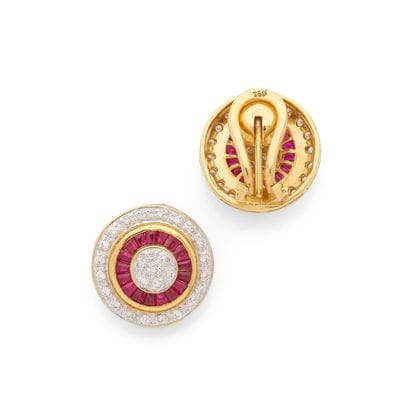 PAIRE DE BOUCLES D'OREILLES
de forme circulaire...