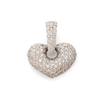 PENDENTIF 
présentant un cœur pavé de diamants...
