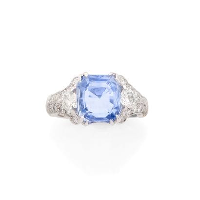 BAGUE
retenant un saphir taille émeraude...