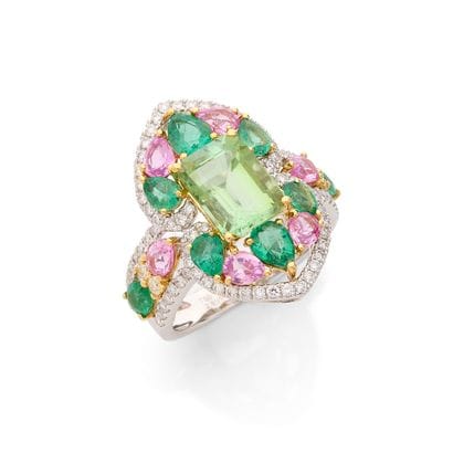 BAGUE 
retenant en son centre une tourmaline...