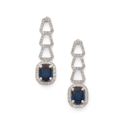 PAIRE DE BOUCLES D'OREILLES
présentant un...