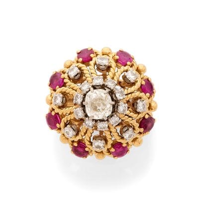 BAGUE DÔME
ornée d'un motif de fleur ponctué...
