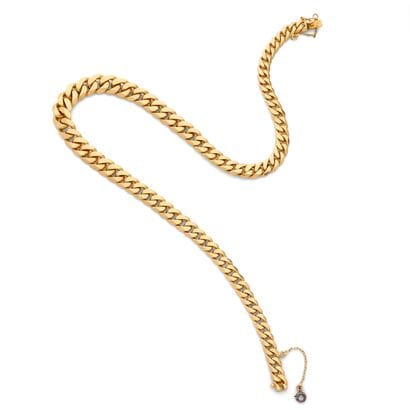COLLIER 
retenant une maille gourmette en...