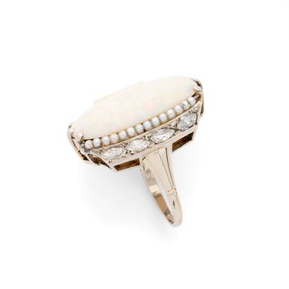 BAGUE
retenant une opale ovale de 10 carats...