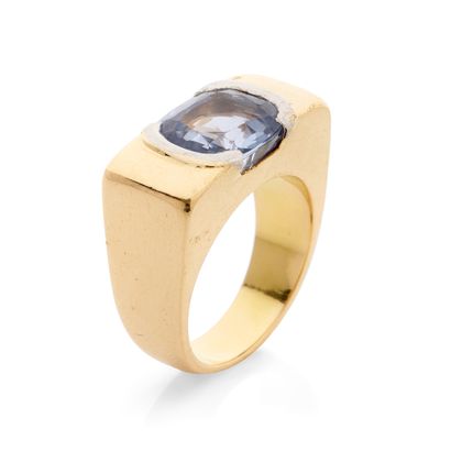 BAGUE
retenant un saphir coussin de 6.5 carats...