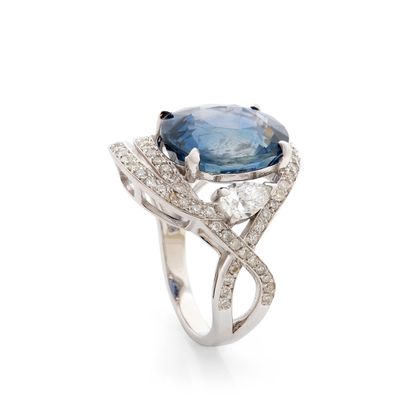 BAGUE 
retenant en son centre 1 saphir bleu-gris...