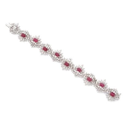 BRACELET
présentant une suite de fleurs retenant...