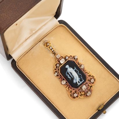SOUVENIR PENDANT 
featuring a cameo set with...