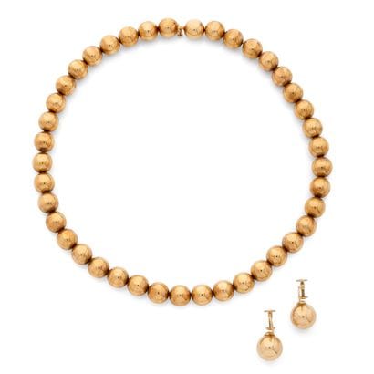 NECKLACE PAIR OF EARRINGS
Made of pearls....