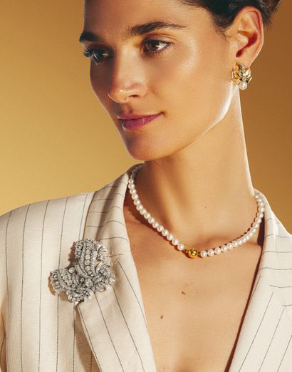 MIKIMOTO
COLLIER 
retenant des perles blanches...