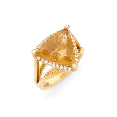 BAGUE
retenant une citrine triangulaire dans...