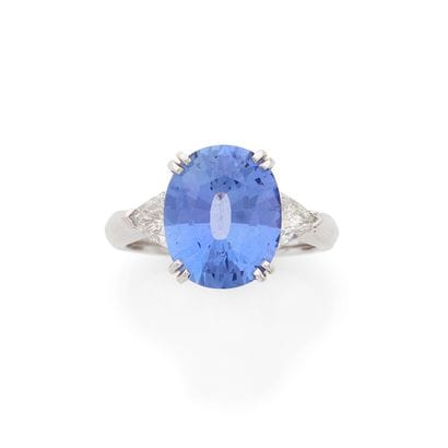 BAGUE
retenant un saphir ovale de 6 carats...