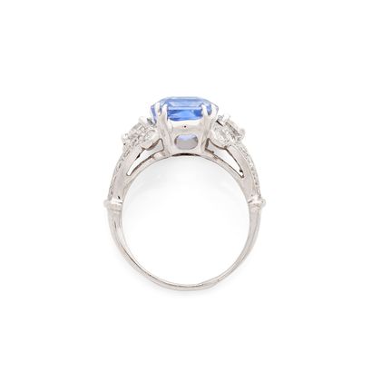 BAGUE
retenant un saphir taille émeraude...