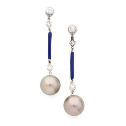 PAIRE DE BOUCLES D'OREILLES 
composées d'une...