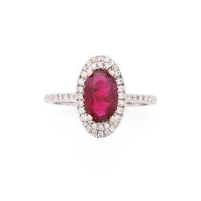 BAGUE 
retenant un rubis ovale de 1.43 carats...