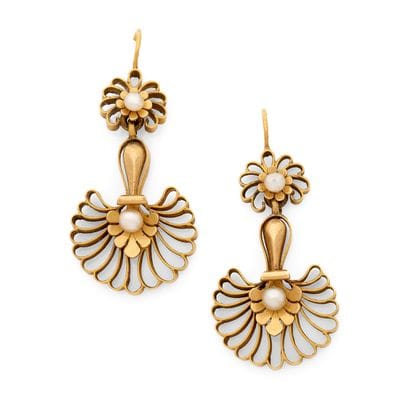 PAIRE DE BOUCLES D'OREILLES 
pendantes retenant...
