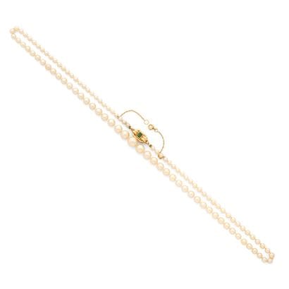 COLLIER
retenant une suite de perles crème...