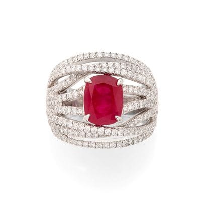 BAGUE
retenant un rubis coussin rectangulaire...