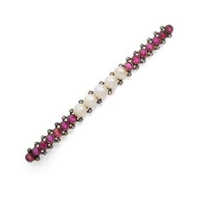 BARETTE BROOCH
Featuring a cascade of 5 white...