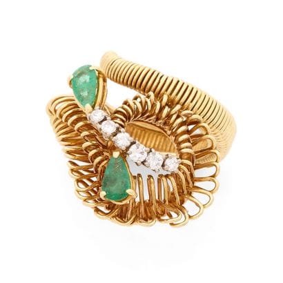 BAGUE
de forme asymétrique à décor filaire...