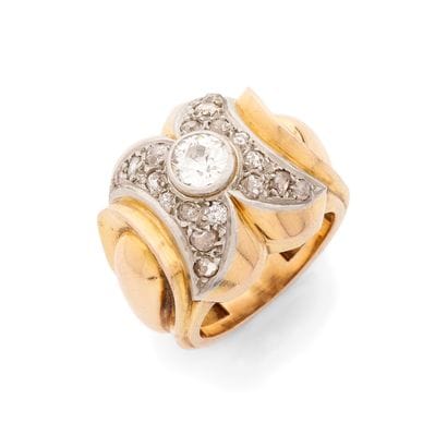 ANNÉES 1940
BAGUE 
retenant en son centre...