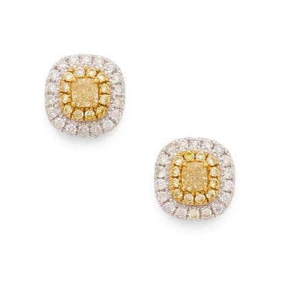PAIRE DE PUCES D'OREILLES 
retenant deux...
