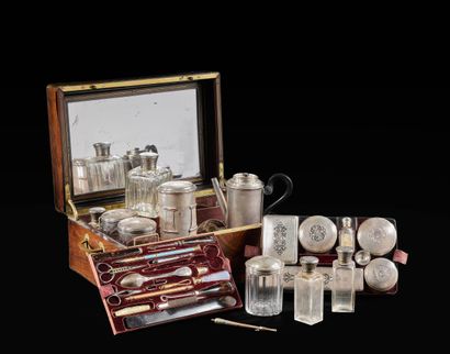 COFFRET nécessaire de voyage en acajou décoré...