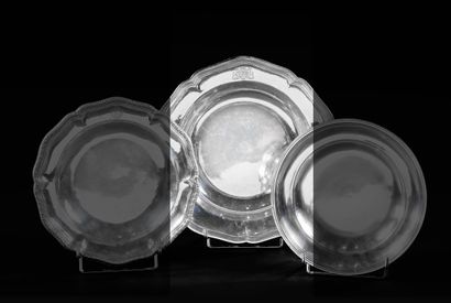 PLAT en argent, creux de forme ronde. La...