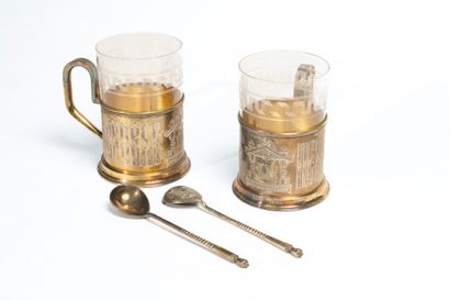 Paire de PORTE-VERRE À THÉ et leurs cuillères...