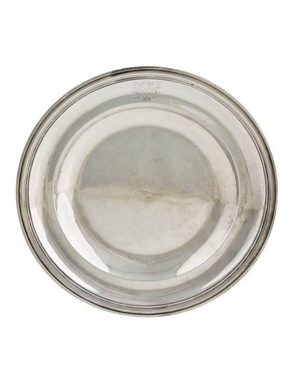 ASSIETTE RONDE, légèrement creuse en argent,...