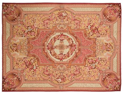 AUBUSSON, Dans le style de 
Tapis en laine...