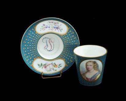 SEVRES, dans le goût de 
Tasse trembleuse...