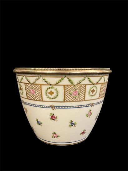 SEVRES, attribué à 
POT A REBUTS
En porcelaine,...