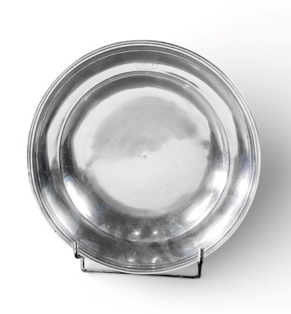 ASSIETTE RONDE légèrement creuse en argent,...