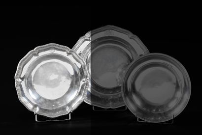 Plat rond en argent, la bordure de forme...