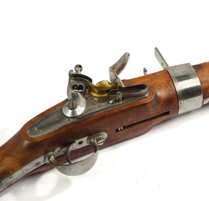 FUSIL DE REMPART à silex modèle 1828, chargement...