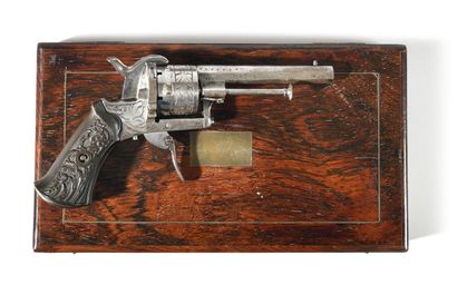 REVOLVER à broche, six coups, calibre 7 mm....