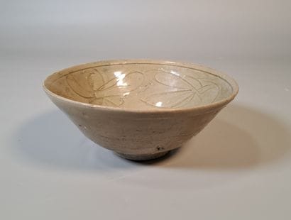 CHINA, Yuan period, 
Stoneware bowl on a...