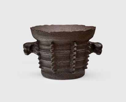 LARGE CAST-IRON MORTAR.
Molded body with...